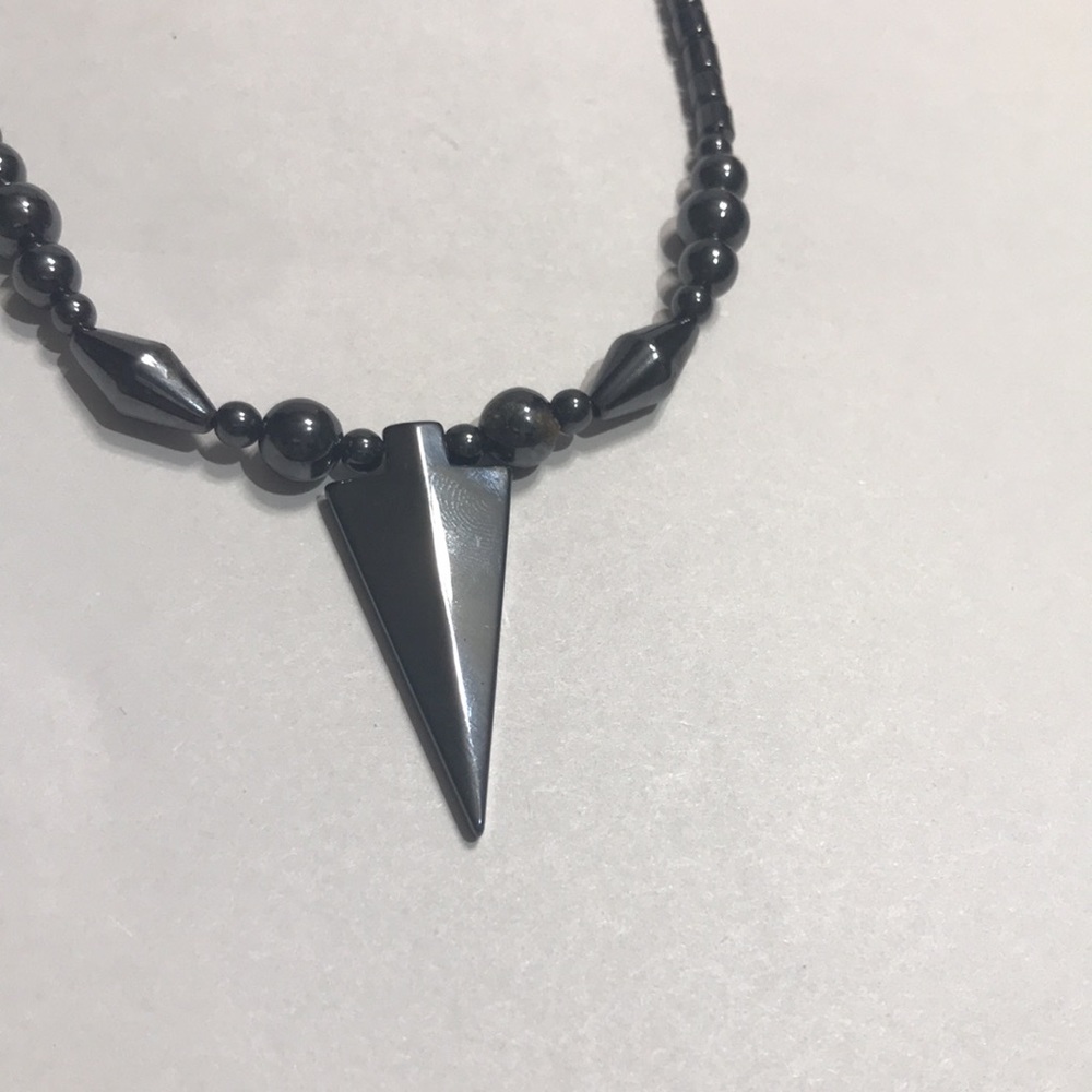 Metallic arrow necklace - Picture 2 of 4